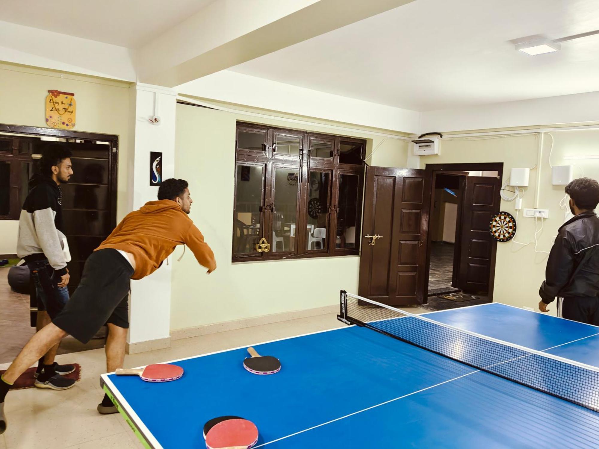 Xtsy Travellers Hostel Шиллонг Экстерьер фото