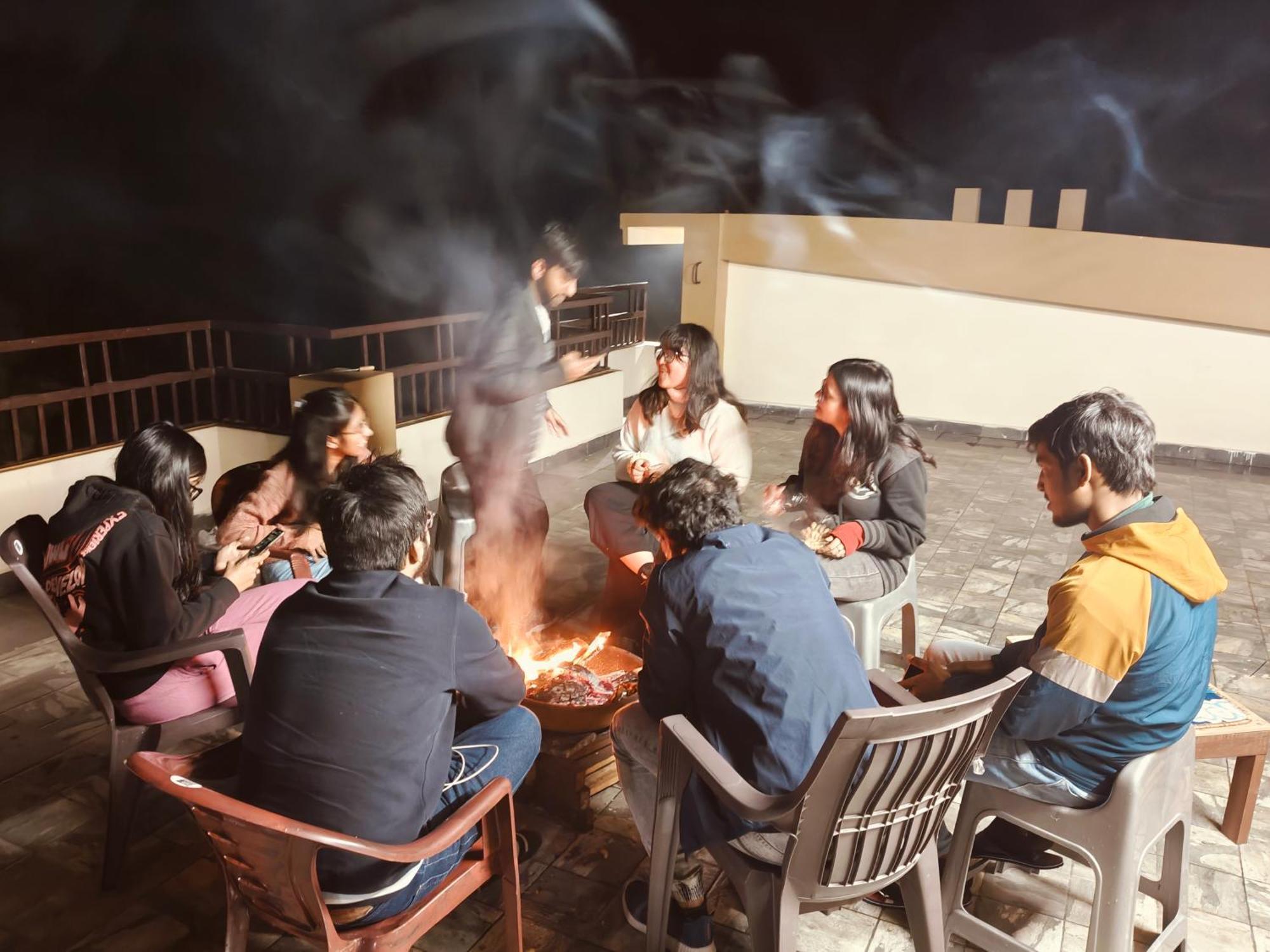 Xtsy Travellers Hostel Шиллонг Экстерьер фото