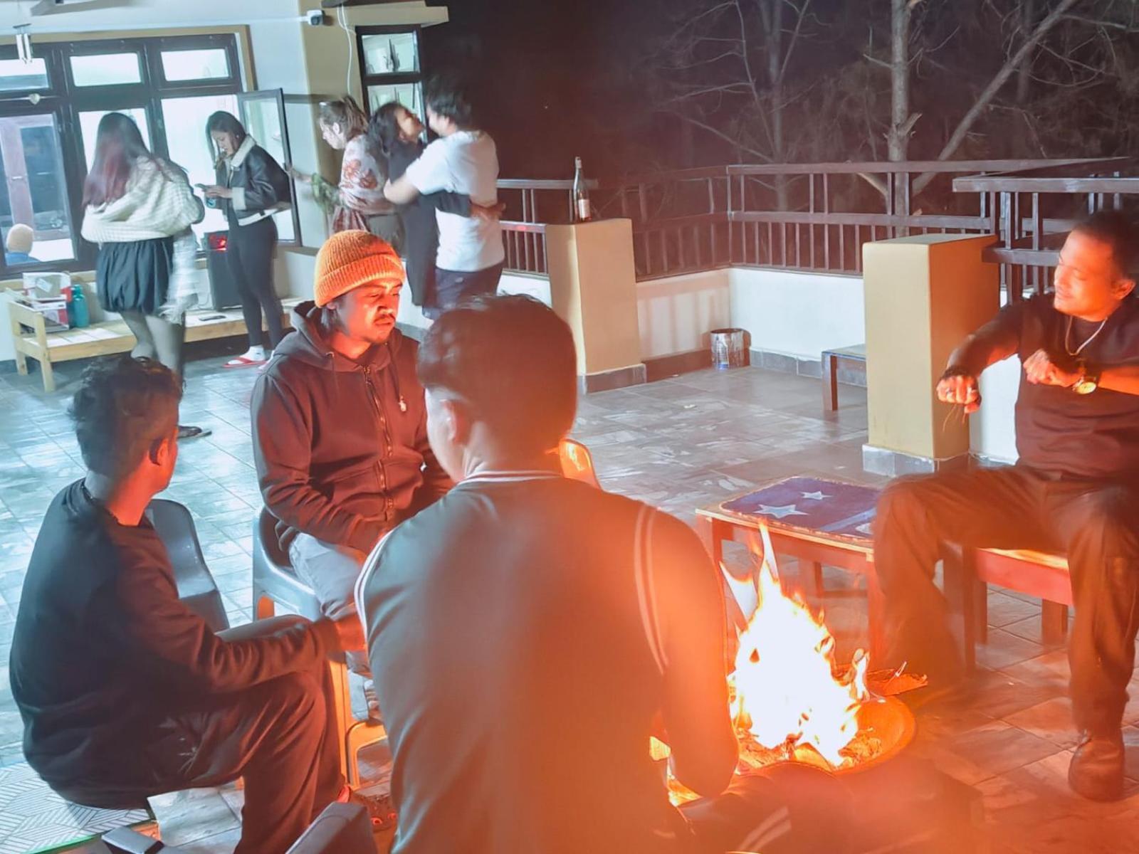 Xtsy Travellers Hostel Шиллонг Экстерьер фото