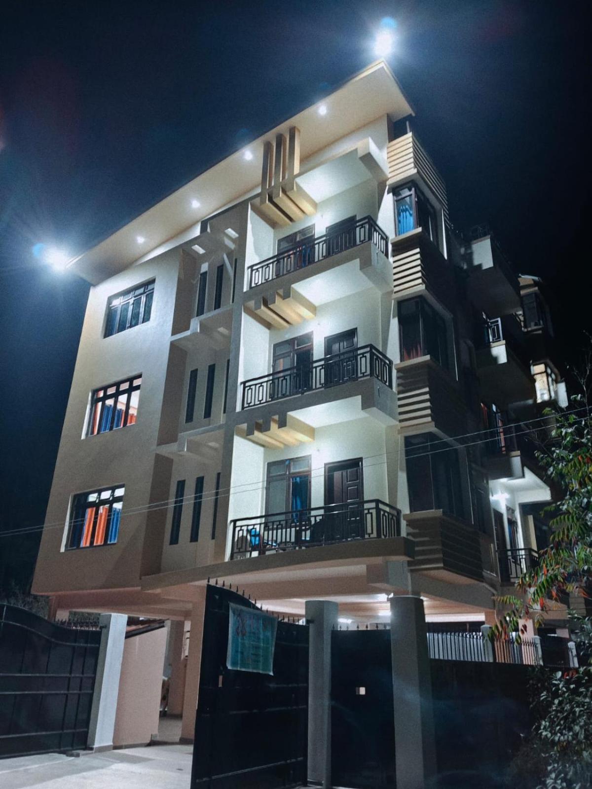 Xtsy Travellers Hostel Шиллонг Экстерьер фото