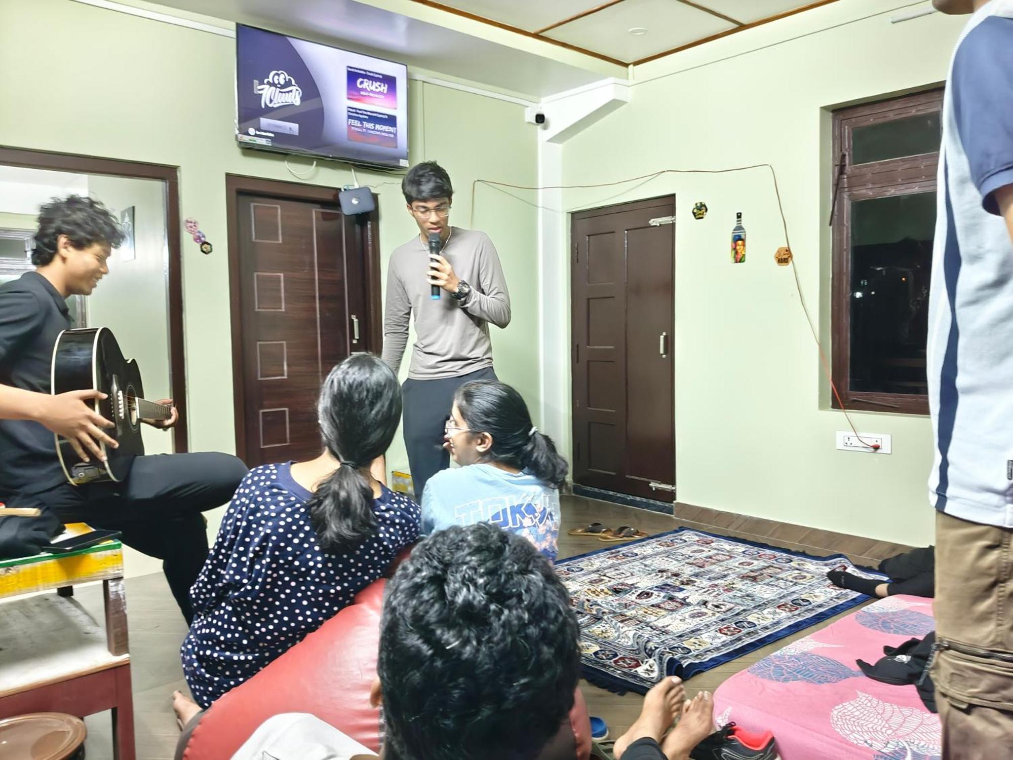Xtsy Travellers Hostel Шиллонг Экстерьер фото