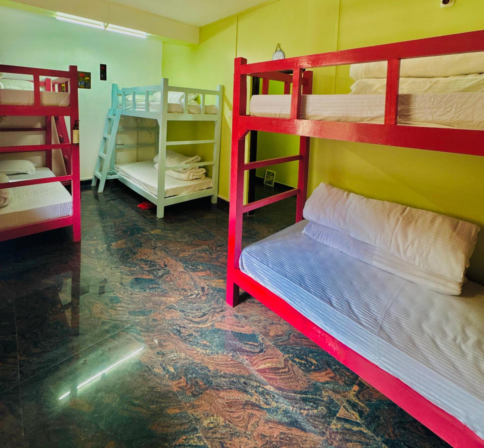 Xtsy Travellers Hostel Шиллонг Экстерьер фото
