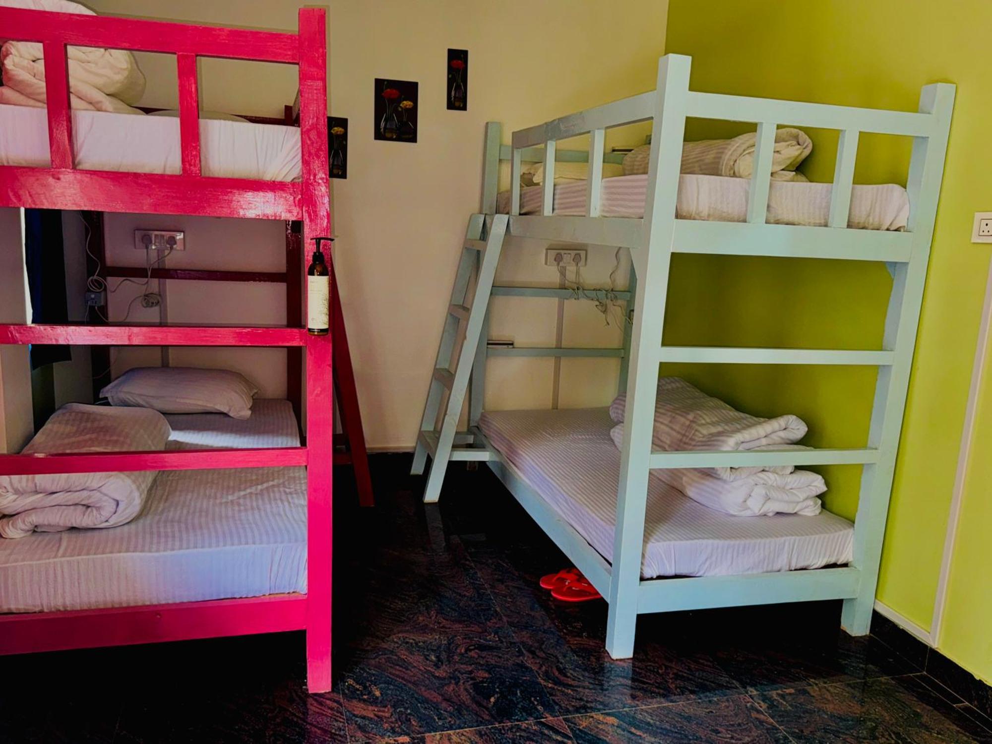 Xtsy Travellers Hostel Шиллонг Экстерьер фото