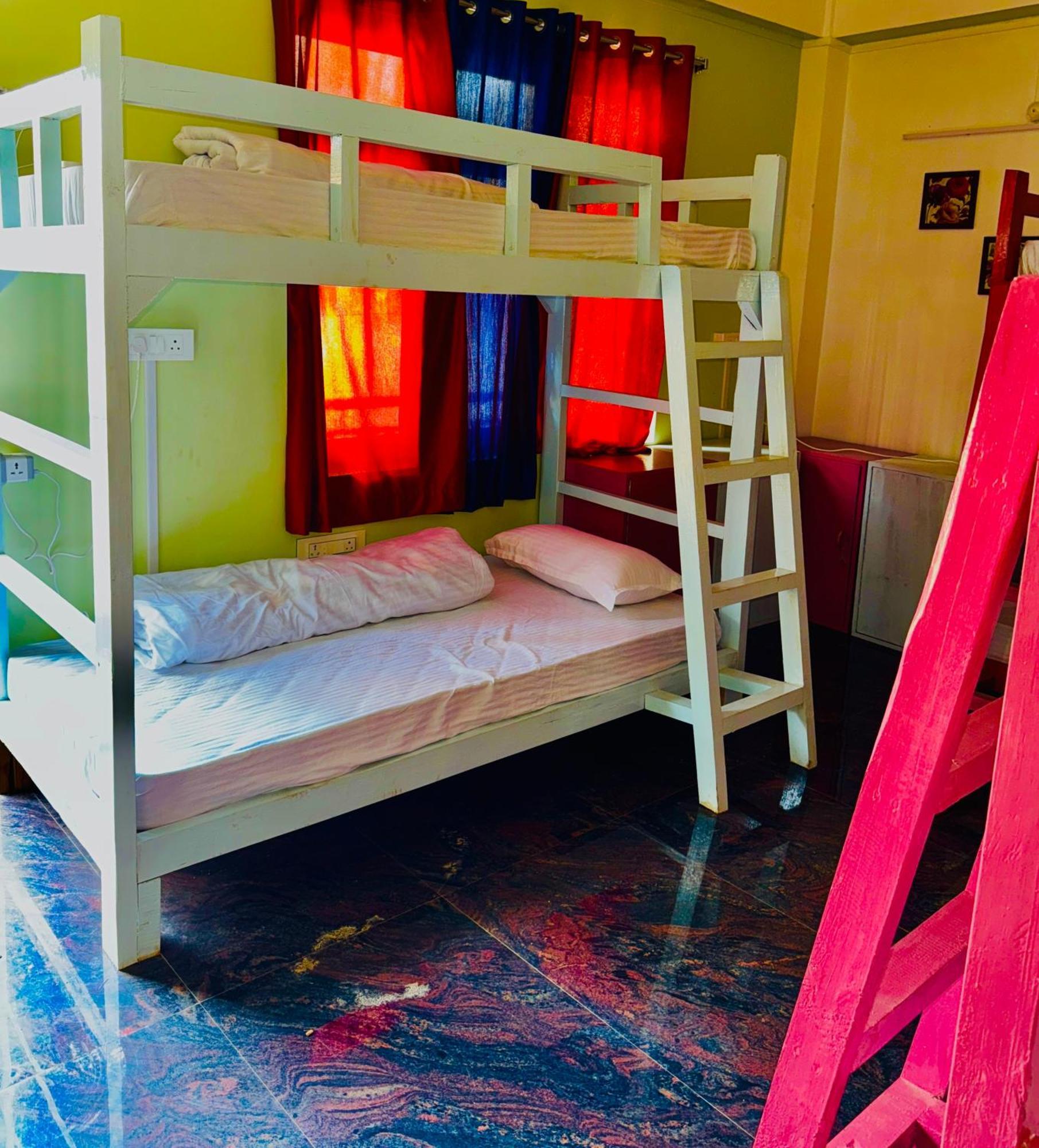 Xtsy Travellers Hostel Шиллонг Экстерьер фото