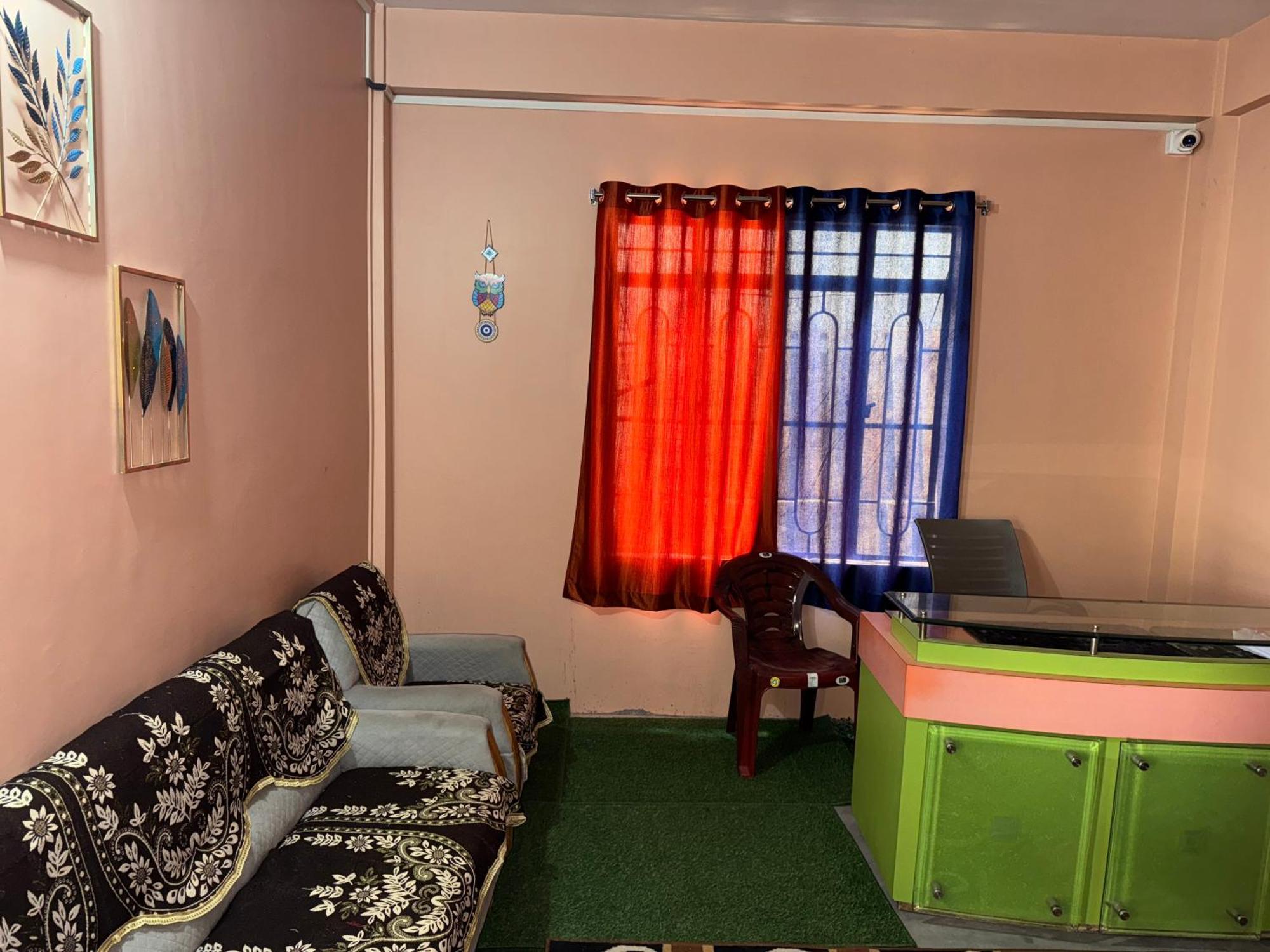 Xtsy Travellers Hostel Шиллонг Экстерьер фото