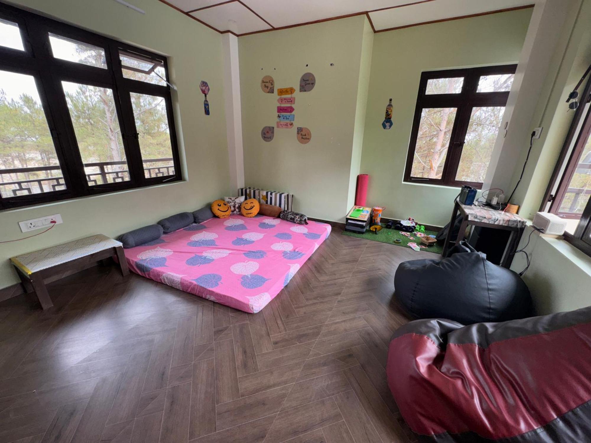 Xtsy Travellers Hostel Шиллонг Экстерьер фото