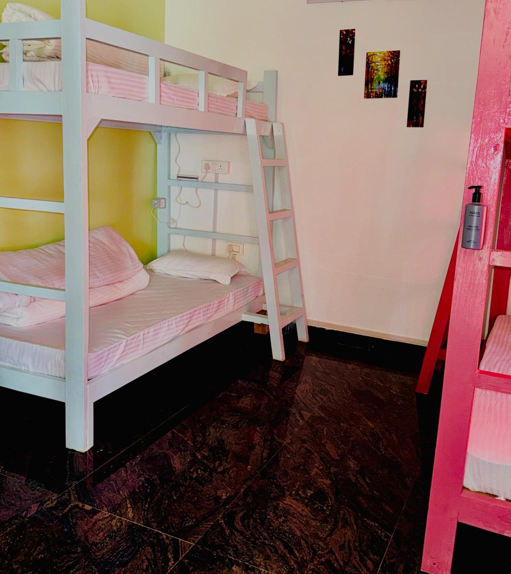 Xtsy Travellers Hostel Шиллонг Экстерьер фото