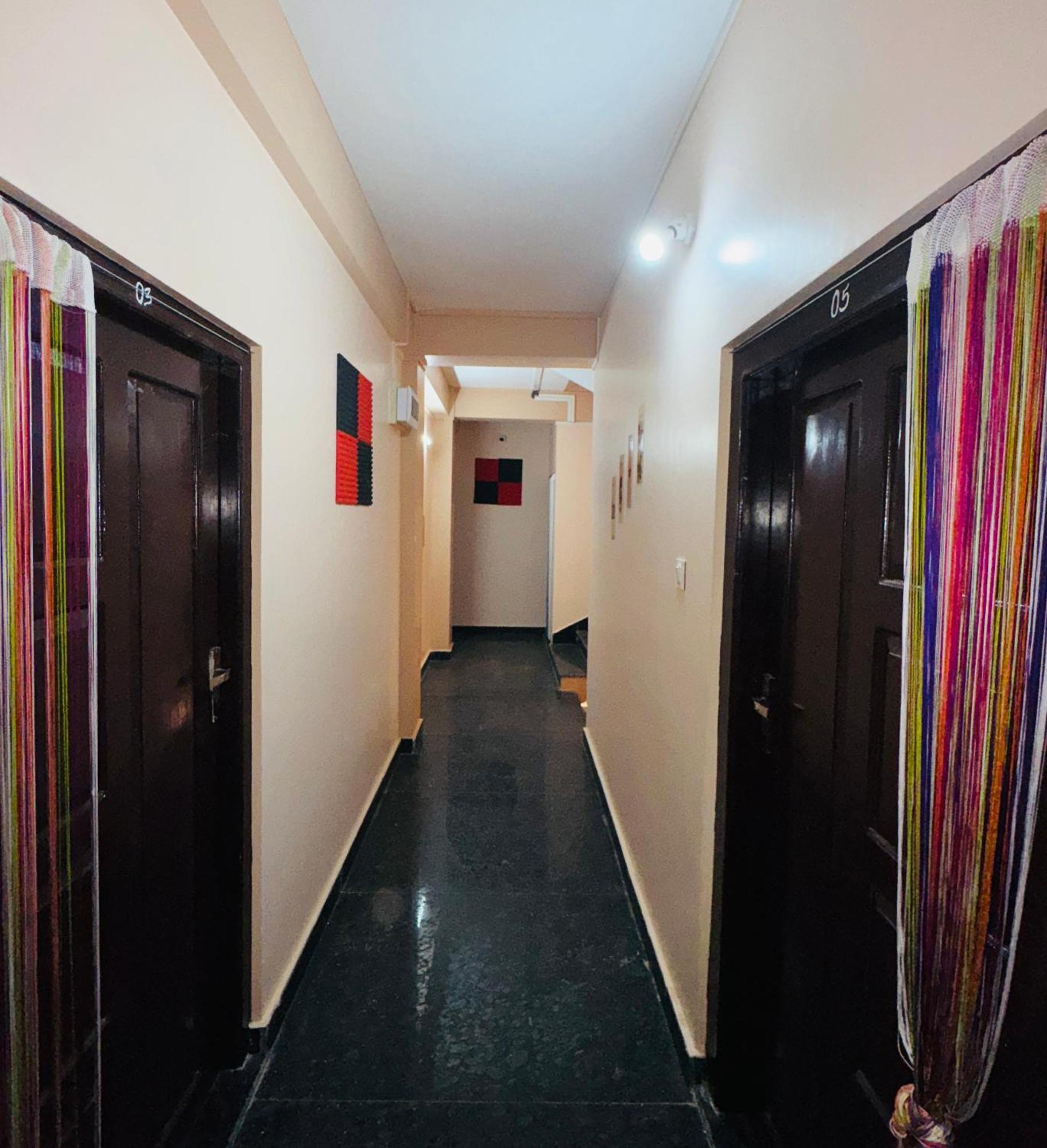 Xtsy Travellers Hostel Шиллонг Экстерьер фото