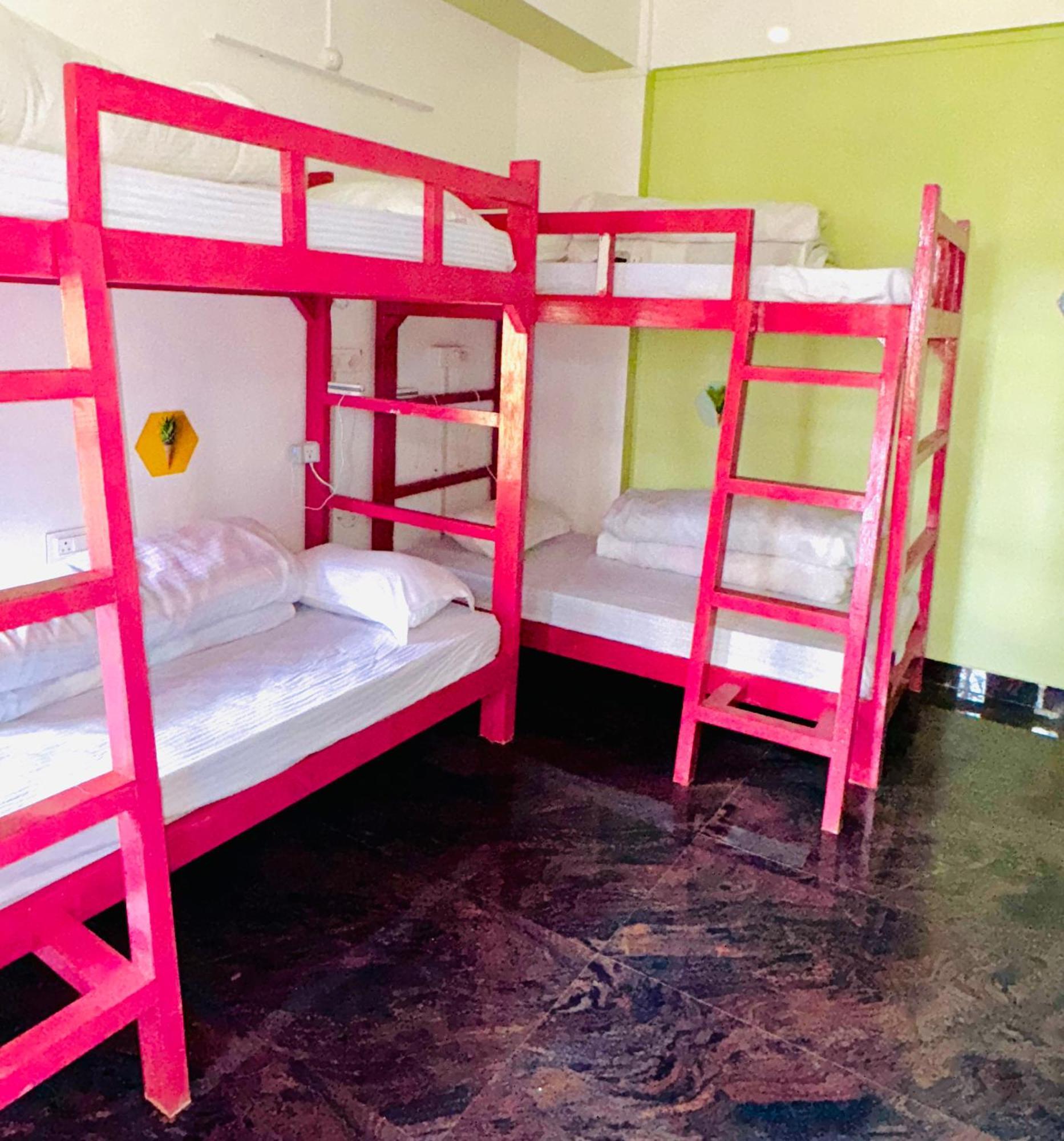 Xtsy Travellers Hostel Шиллонг Экстерьер фото