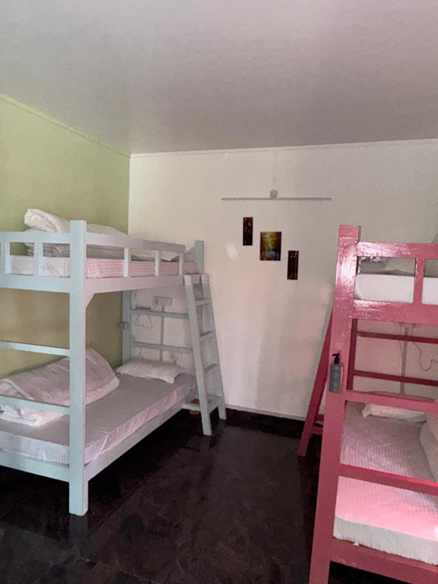 Xtsy Travellers Hostel Шиллонг Экстерьер фото