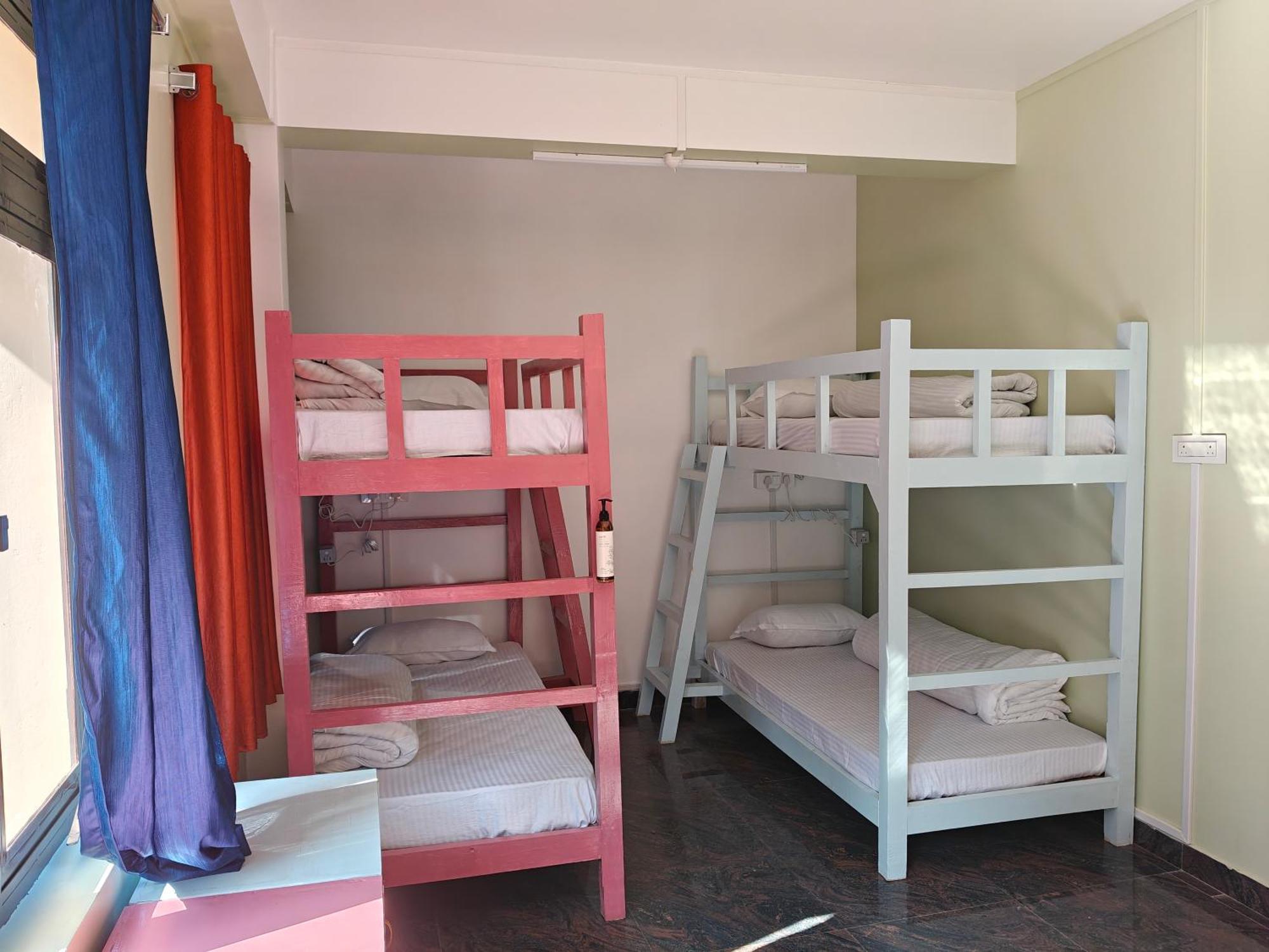 Xtsy Travellers Hostel Шиллонг Номер фото