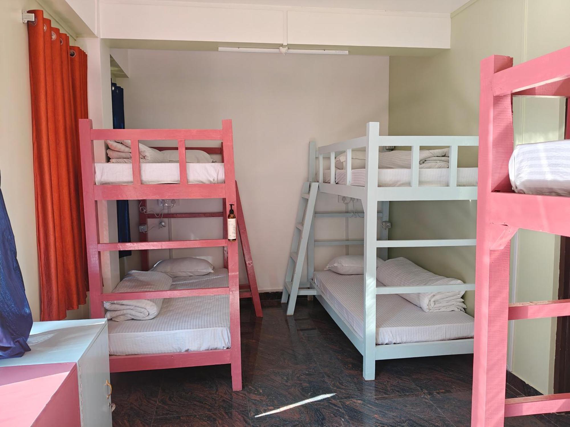 Xtsy Travellers Hostel Шиллонг Номер фото